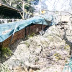 水が流れ込んで敷地が削れています