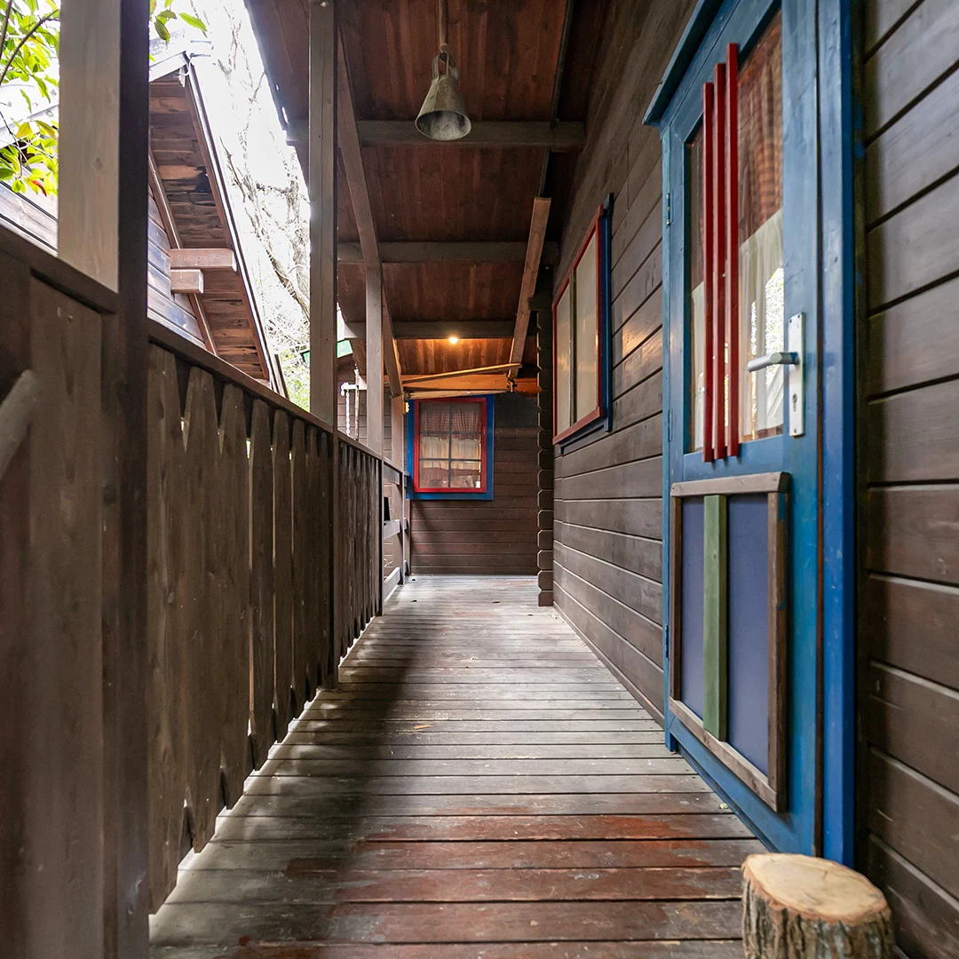 玄関前ウッドデッキ