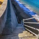 ビーチに下りる階段