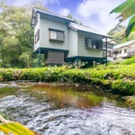 裏は渓流に面しています