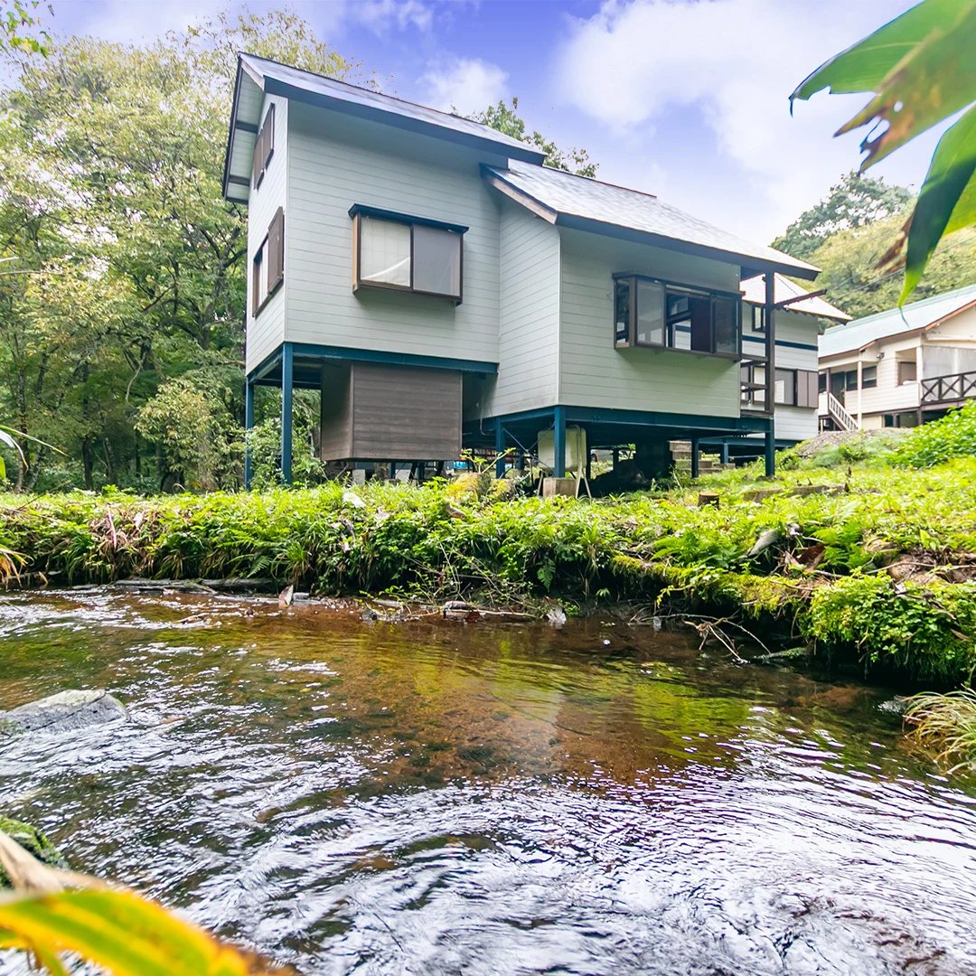 裏は渓流に面しています