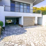 電動シャッター付ガレージ