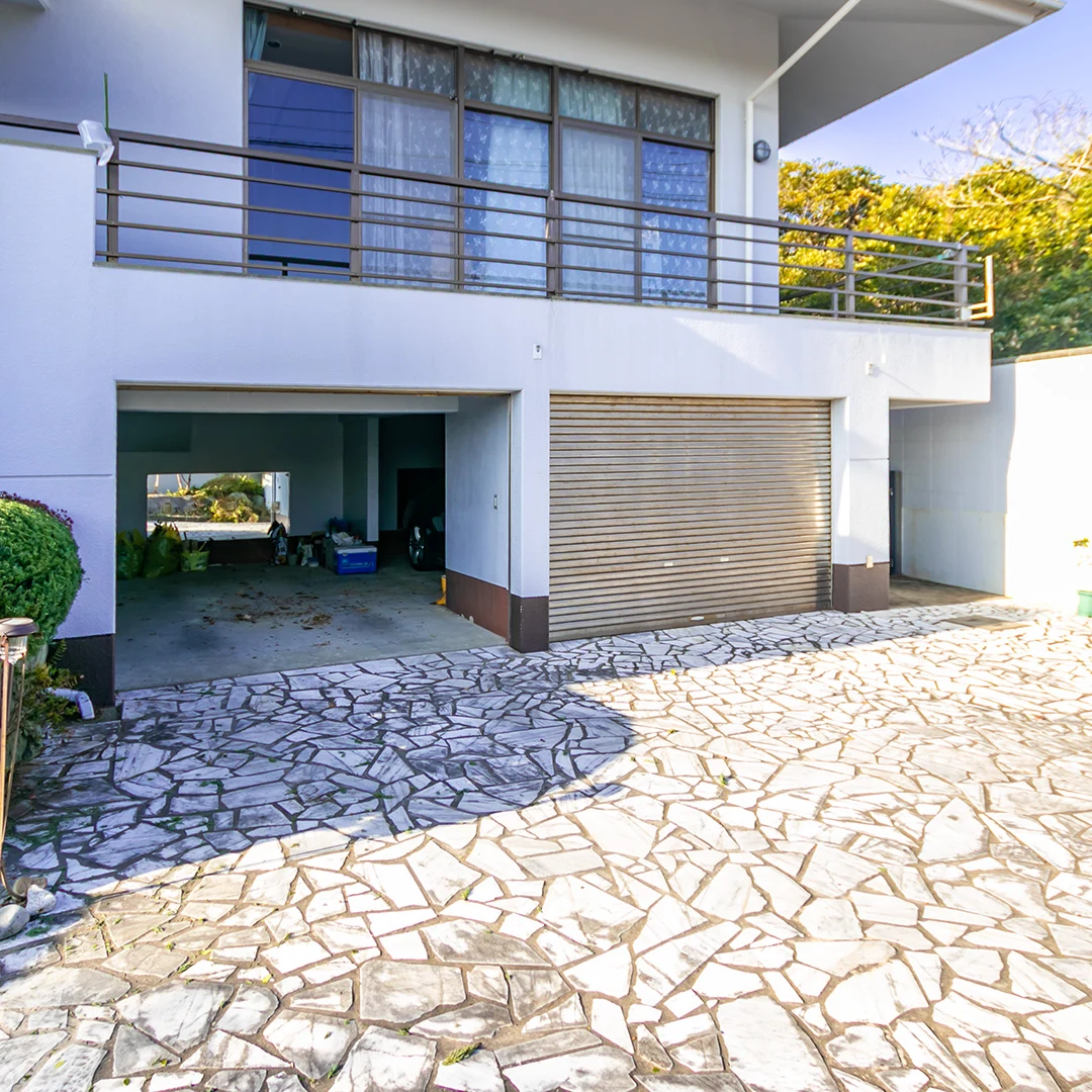 電動シャッター付ガレージ