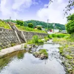敷地から階段で降りられます