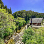 奈良県吉野郡東吉野村 ウッドデッキから渓流釣りが楽しめる清流に面するログハウス