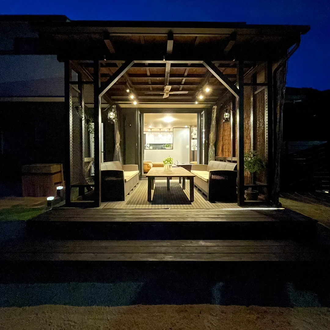 夜のウッドデッキ