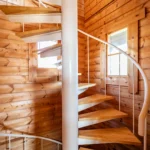 地下1階と2階に続く螺旋階段