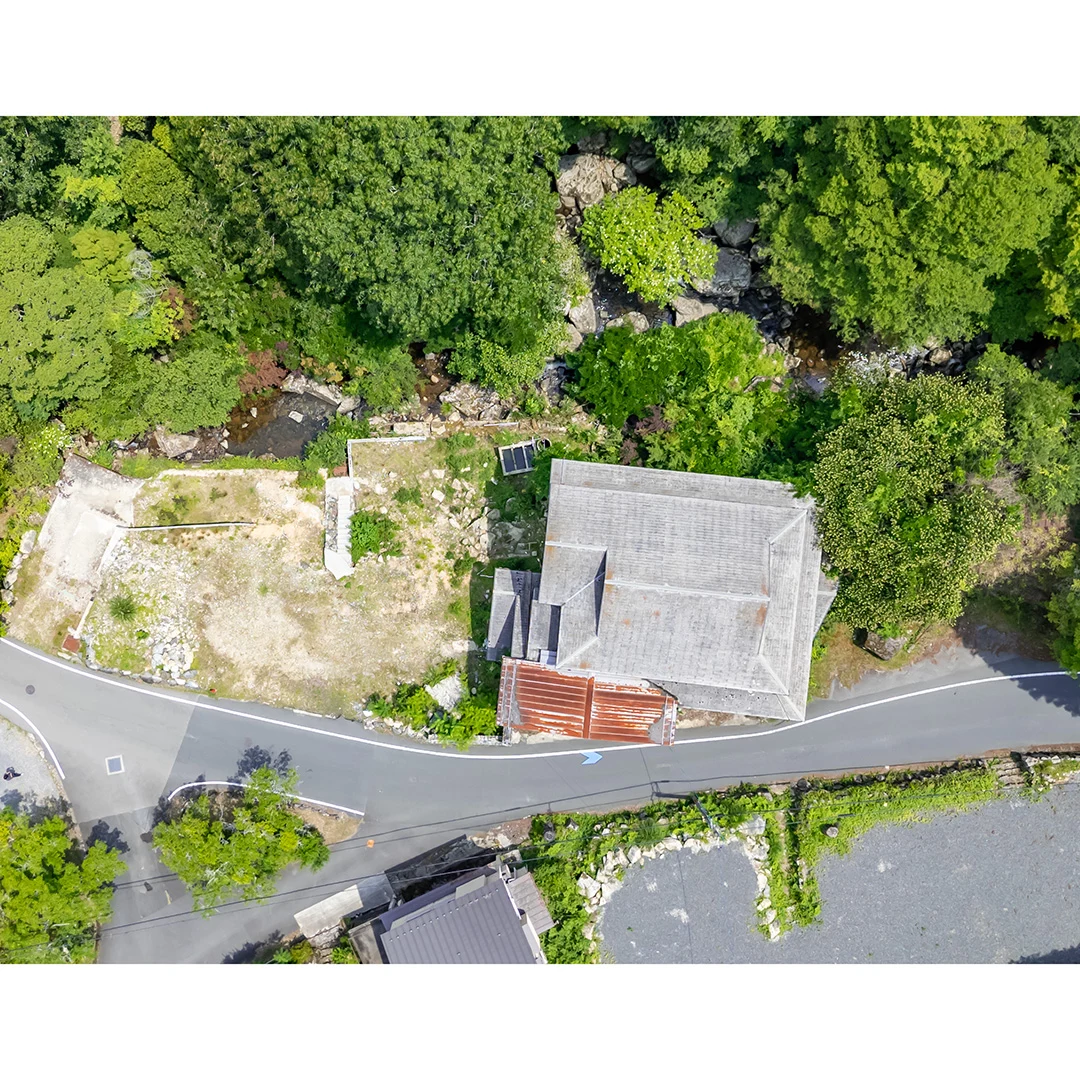 渓流に面する側の建物付き土地