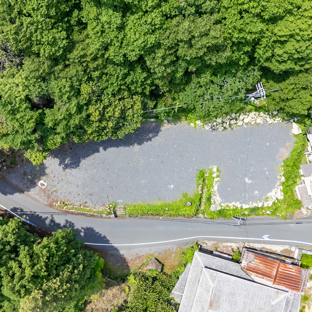 道路向かい側の土地（更地）