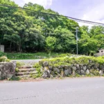 道路向かいの土地