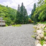 道路向かいの土地