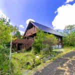 三重県伊賀市槇山 広いウッドデッキ付きリフォーム済ログハウス