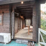 駐車スペース奥からウッドデッキに行けます