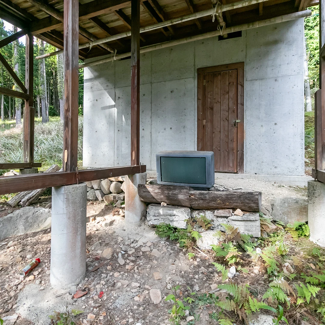 ウッドデッキ下