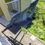 家屋下への階段