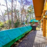 グリーンのカバーを外すとベンチがあります