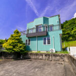 和歌山県那智勝浦町 海を見下ろす爽やかなミントグリーンの温泉付き住宅