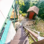 家の下側へ降りる階段 家の下側へ降りる階段