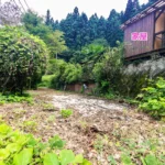 家が建っている敷地と高低差があります
