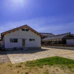 裏側の庭と外観