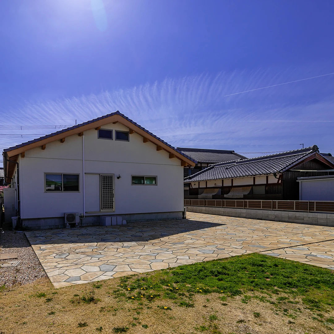 裏側の庭と外観