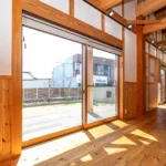 ウッドデッキに出られる大きな開口部