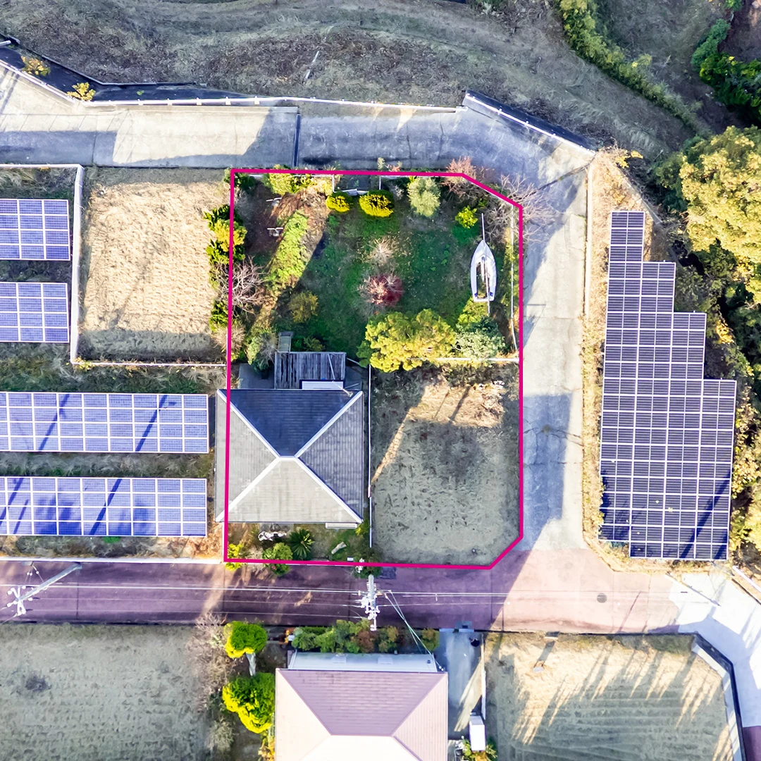 赤いラインが敷地の範囲です