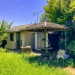 庭にある東屋と小屋