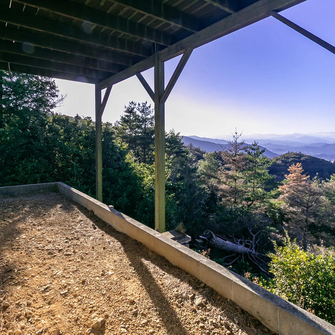 ウッドデッキ下