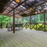 広い屋根付きウッドデッキ