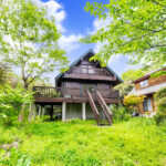 京都府船井郡京丹波町 広い庭と広いウッドデッキがある3階建てログハウス