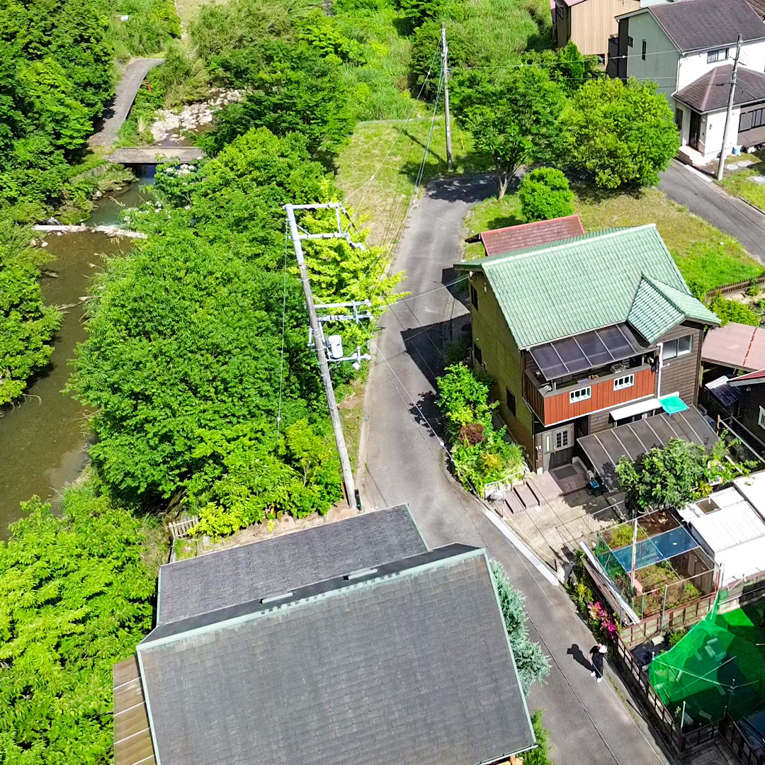 近隣に川が流れています