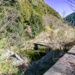 敷地のすぐそばを流れる川