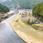 目の前に桂川が流れています