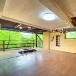 引き戸を開放すればウッドデッキと一体に 引き戸を開放すればウッドデッキと一体に