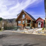 外観（赤い建物は物置小屋です）