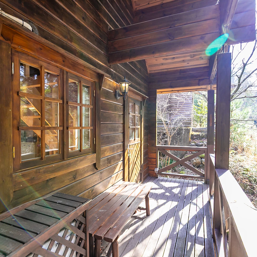 玄関前ウッドデッキ