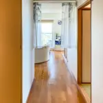 玄関からリビングに向かって
